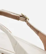 Zapato de tacón con textura croco, color blanco, modelo slingback, con puntera fina, taco bloque mediano y cierre por hebilla.