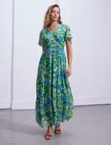 Vestido largo de gasa estampada con flores en tonos verde y azul, escote en V delantero y trasero, corte en la cintura con punto smock y mangas cortas.