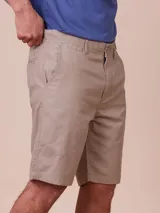 Bermuda de gabardina color azul piedra, con bolsillos laterales y traseros.