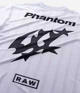 Remera de corte boxy fit confeccionada en microfibra de poliéster, con cuello redondo, manga corta y estampado frontal con la palabra Phantom y logo de Athletic Club.