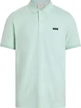 Chomba color verde menta de piqué elástico, con cuello clásico, tapeta de dos botones y logo de Calvin Klein bordado en el pecho.