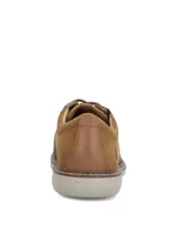 Zapato Hush Puppies modelo Bangu de estilo casual, confeccionado en cuero marrón con paneles de tejido tipo malla en la capellada para mayor ventilación, cordones tono sobre tono y suela de EVA en color gris claro.