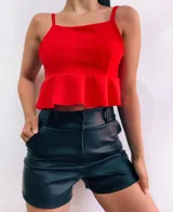 Short de cuero sintético color negro y blanco, de tiro alto y corte recto.