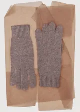 Guantes de punto tejido en color marrón topo, con puños acanalados elásticos y diseño clásico de cinco dedos.