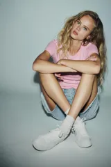 Zapatillas deportivas blancas con detalle de pespuntes a contraste y cordones.