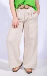 Pantalón negro de corte palazzo con cintura elastizada y cordón ajustable. Presenta un bolsillo tipo cargo en la pierna derecha.