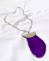 Collar con cadena de acero plateado y dije de piedra ágata color violeta con engarce de alpaca.