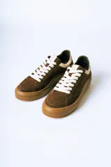 Championes urbanos de gamuza color bordó con suela de goma color caramelo y cordones blancos.