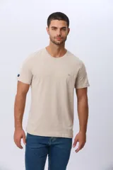 Remera lisa de manga corta y cuello redondo, color gris oscuro, de calce cómodo con pequeño logo bordado en el pecho.