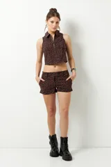 Short marrón con estampado animal print negro, de tiro bajo y corte ajustado.