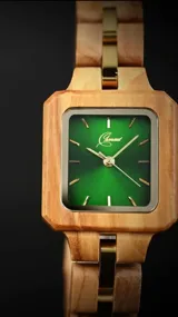 Reloj de pulsera con caja cuadrada de madera de olivo y esfera verde con marcadores minimalistas y agujas doradas. La malla es de madera de olivo con eslabones centrales metálicos en tono dorado.