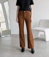Pantalon de gamuza color marron, de corte recto y tiro medio, con cierre frontal y bolsillos laterales.