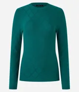 Suéter de punto color marrón, con cuello redondo, manga larga y textura geométrica de losângos.