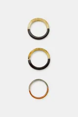 Pack de cuatro pulseras rígidas de resina en tonos combinados y diferentes tamaños.