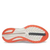 Championes de running Saucony Endorphin Shift 3, color coral con detalles en gris, celeste y blanco.