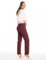 Pantalón de vestir color verde militar, de corte recto y entallado. Presenta una cintura ancha de soporte, nervadura central vertical y bolsillos posteriores simulados.