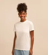 Remera tipo t-shirt de algodón, color beige claro, con cuello redondo y mangas cortas dobladas.