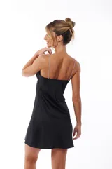 Vestido corto negro de satén con escote en V y tirantes finos de strass.