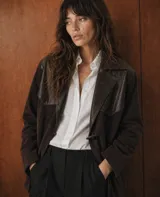 Blazer de diseño estilo western confeccionado en una combinación de cuero con efecto envejecido y gamuza color chocolate. Cuenta con solapas clásicas y cierre frontal con botón tipo duffel.