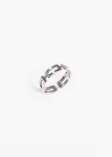 Anillo plateado de acero quirúrgico hipoalergénico con diseño de grecas griegas.