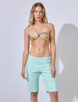 Bermuda color verde militar en gabardina elastizada, marca Ruby Rd. Pretina ancha elastizada. Delantera con bolsillos simulados. Trasera con bolsillos aplicados.