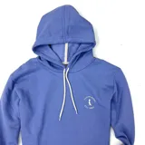 Canguro azul con capucha y cordones blancos, logo de la marca en el pecho.