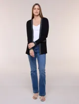 Cardigan de punto acanalado color verde, con bolsillos simulados y ribetes en contraste blanco en la apertura frontal, puños y bolsillos, de manga larga y diseño abierto.