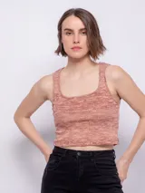 Top al cuerpo de tejido de punto color salmón con líneas horizontales en blanco y naranja.