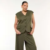 Chaleco de traje color verde oliva, con escote en V, cierre frontal con botones y bolsillos laterales con solapa.