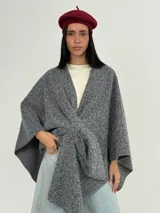 Ruana color crema confeccionada en lana italiana con textura tipo "corderito". Se puede usar abierta o cerrada.
