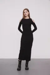 Vestido midi negro de punto canalé con mangas largas y hombros descubiertos.