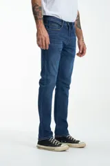 Pantalón de jean azul oscuro, corte slim, con bolsillos delanteros y traseros.