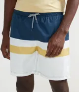 Bermuda de baño para hombre con diseño de rayas horizontales en azul marino, blanco y amarillo. Cuenta con cintura elástica con cordón ajustable y dos bolsillos laterales.