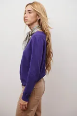 Sweater de punto color marrón, con cuello redondo y manga larga.