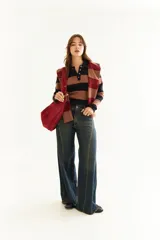 Top de manga larga con diseño de rayas horizontales en tonos negro y marrón, cuello polo con cierre de botones y bordado pequeño en el pecho.