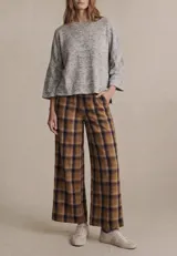 Sweater de punto con efecto jaspeado, de corte oversize, cuello redondo y mangas largas con terminación acampanada tipo volado.