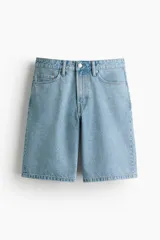 Bermuda de cinco bolsillos en denim de algodón grueso, con cintura estándar, cierre y botón, de corte relajado.
