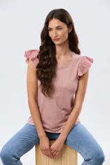 Remera de algodón color beige, de manga corta con volados de broderie, escote redondo y cuerpo liso.