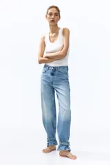 Jean tobillero barrel de tiro alto, confeccionado en denim de algodón rígido color celeste con efecto deslavado. Presenta diseño curvo en las piernas con volumen y tiras finas para atar en los bajos.
