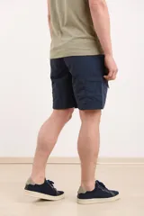 Bermuda color beige con bolsillos laterales tipo cargo, corte recto y cintura elástica.