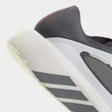 Championes de running Adidas Hyperboost Run, color gris y blanco con suela alta de amortiguación Boost+ y las icónicas tres tiras de la marca en el lateral.
