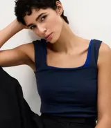 Blusa básica sin mangas marca Cortelle, confeccionada en poliamida, con escote cuadrado y tirantes medianos.