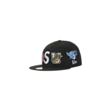 Gorra New Era 59Fifty modelo fitted, color negro, con diseño estructurado y visera plana. Presenta múltiples parches bordados alusivos a mascotas y logotipos universitarios en los paneles frontales y laterales.