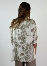 Camisa azul con estampado floral, de corte holgado y mangas 3/4 con trabilla.