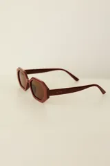 Lentes de sol Hexa con armazón geométrico y diseño urbano, equipados con protección UV400.