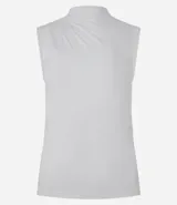 Top sin mangas negro, ajustado al cuerpo, con cuello alto y sutiles drapeados laterales.