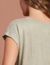 Blusa color beige de modal con escote en V, abertura central con botones y ruedo anudado. Marca French Laundry.