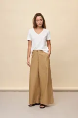 Remera blanca de algodón con escote en V y mangas cortas, de calce amplio y cómodo.