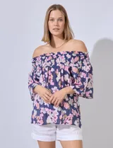 Blusa de gasa estampada con flores rosas y verdes sobre fondo azul marino. Escote bote con punto smock y mangas cortas amplias.