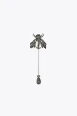 Maxi broche tipo aguja con diseño de abeja metálica decorada con brillos y pieza inferior ovalada con aplicación de cristales.